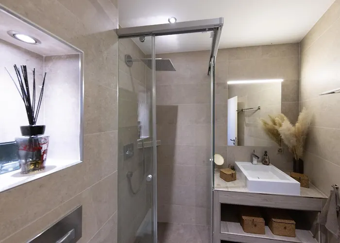 Moderne Avec Jacuzzi Apartment